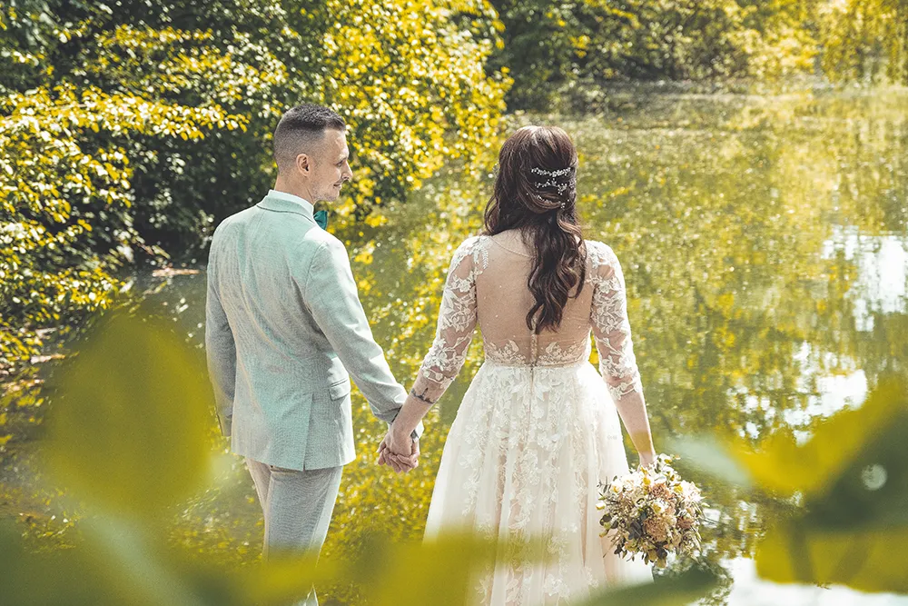 Hochzeitspaar an einem See - Mirja John Hochzeitsfotografie