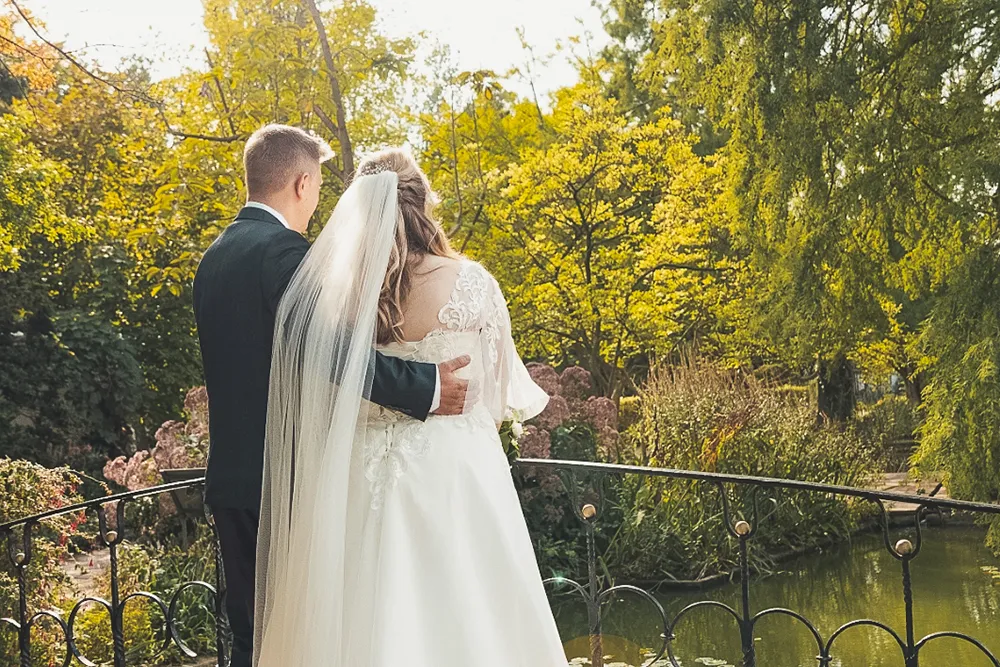 Hochzeitspaar auf einer Brücke - Mirja John Hochzeitsfotografie