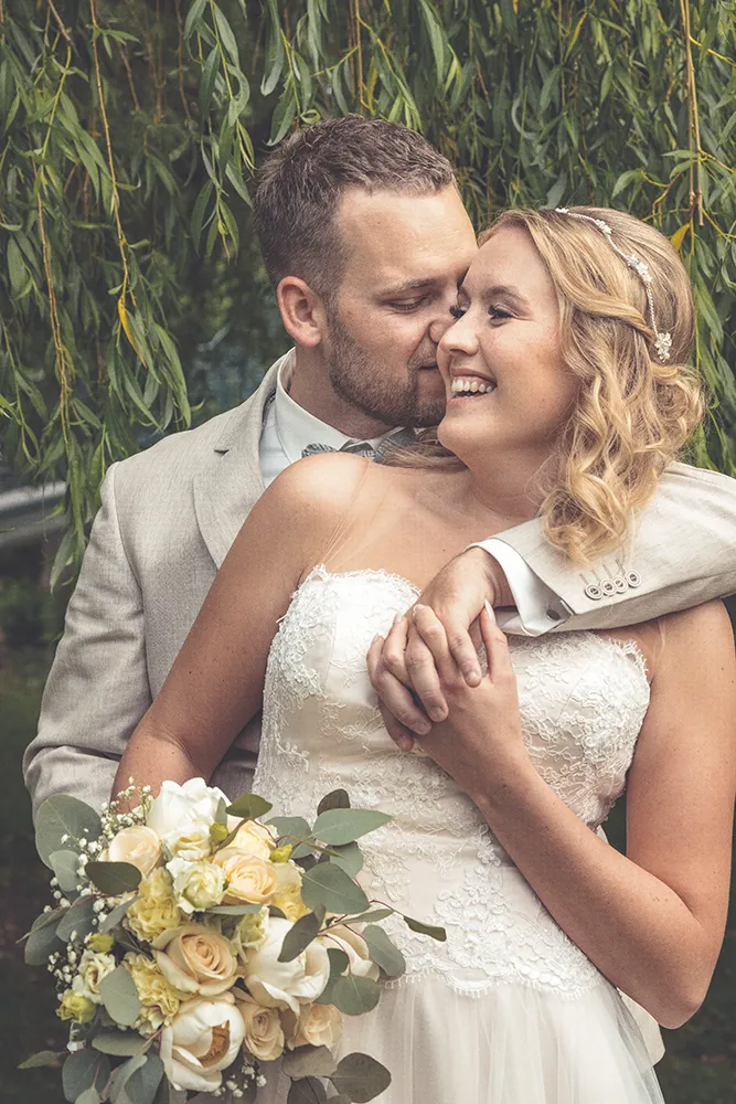 Glückliches Hochzeitspaar umarmt sich - Mirja John Hochzeitsfotografie