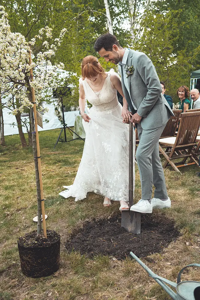 Hochzeitspaar pflanzt einen Baum - Mirja John Hochzeitsfotografie