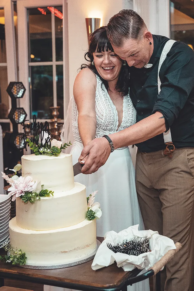 Hochzeitspaar schneidet Torte an - Mirja John Hochzeitsfotografie
