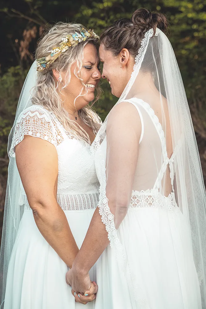 Braut und Braut halten sich - Mirja John Hochzeitsfotografie