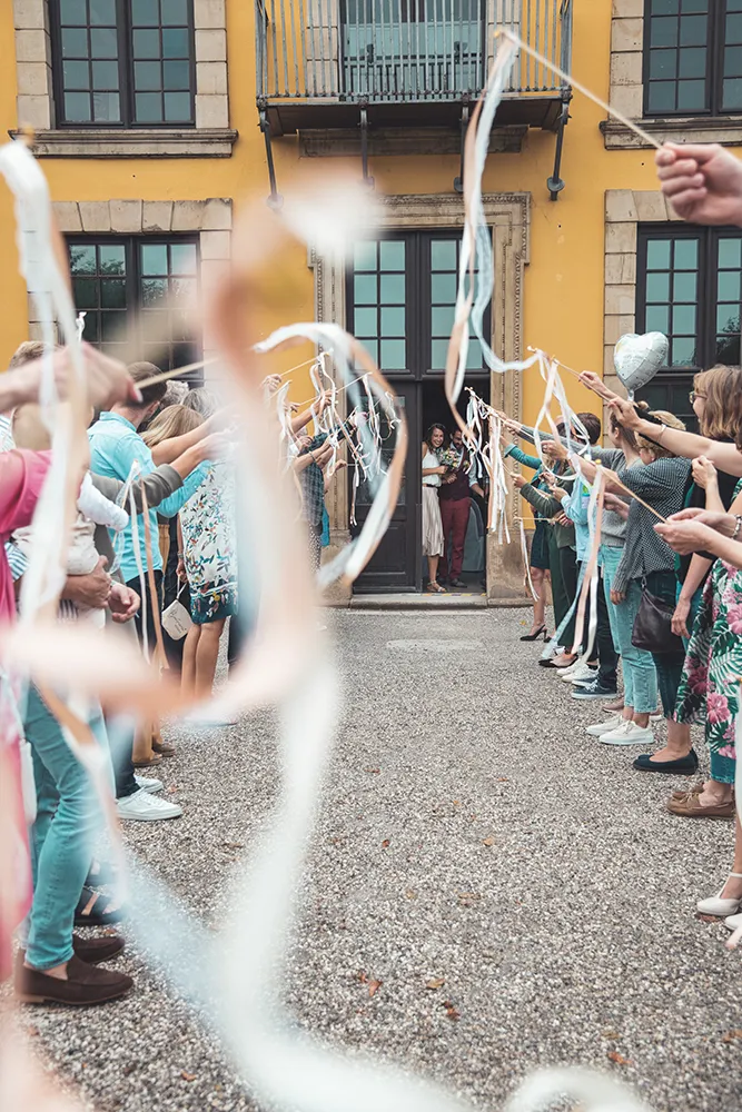 Gäste stehen Spalier - Mirja John Hochzeitsfotografie