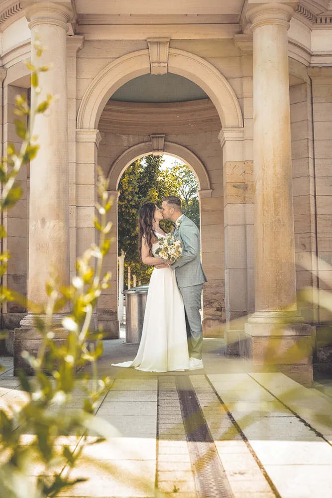 Küssendes Brautpaar - Mirja John Hochzeitsfotografie