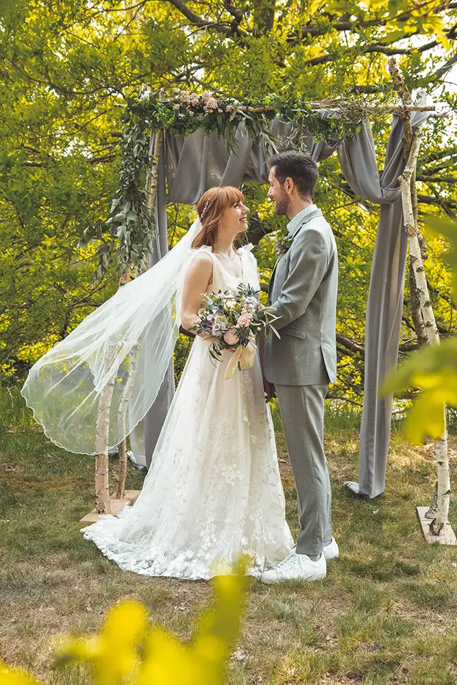 Hochzeitspaar schaut sich in die Augen - Mirja John Hochzeitsfotografie