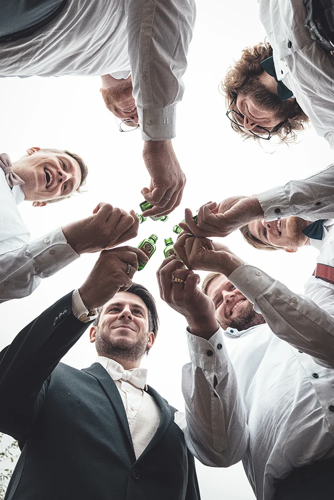 Männer stoßen mit Shots an - Mirja John Hochzeitsfotografie