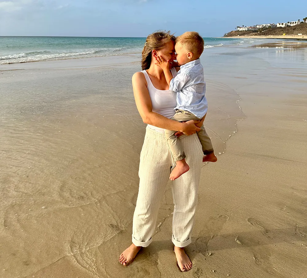 Mirja John mit Sohn am Strand