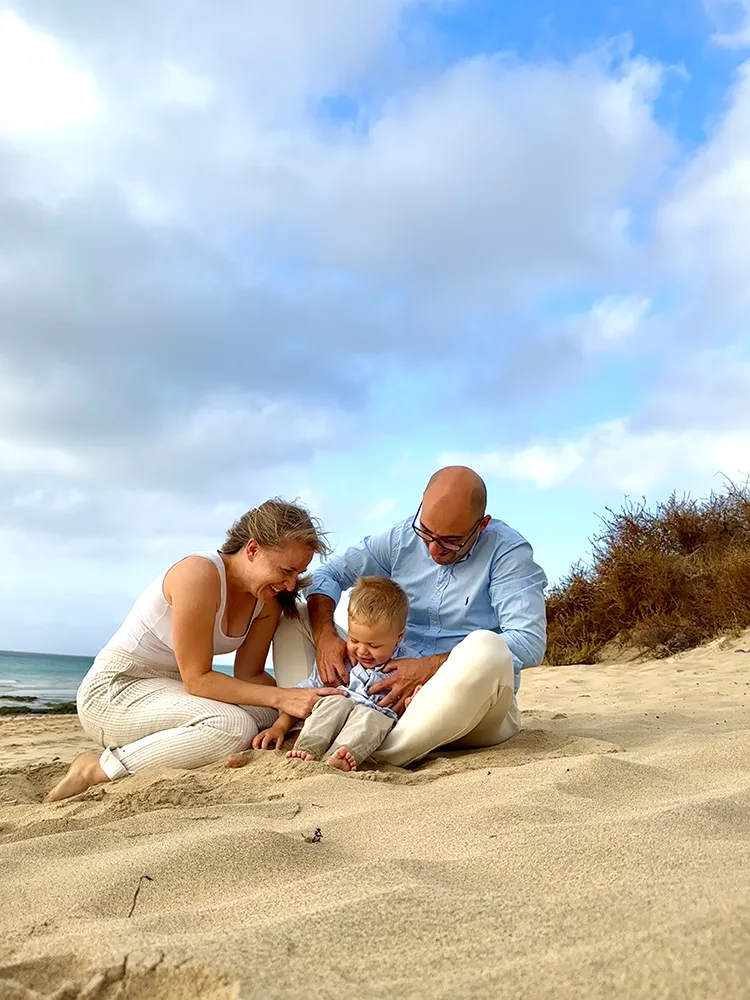 Mirja John mit Mann und Sohn am Strand